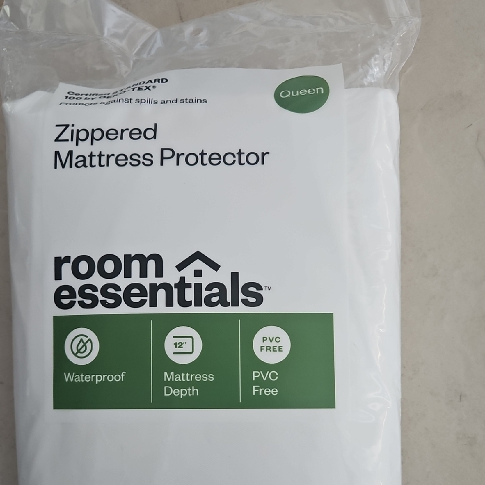 Room Essentials White Mattress Cover with Zipper